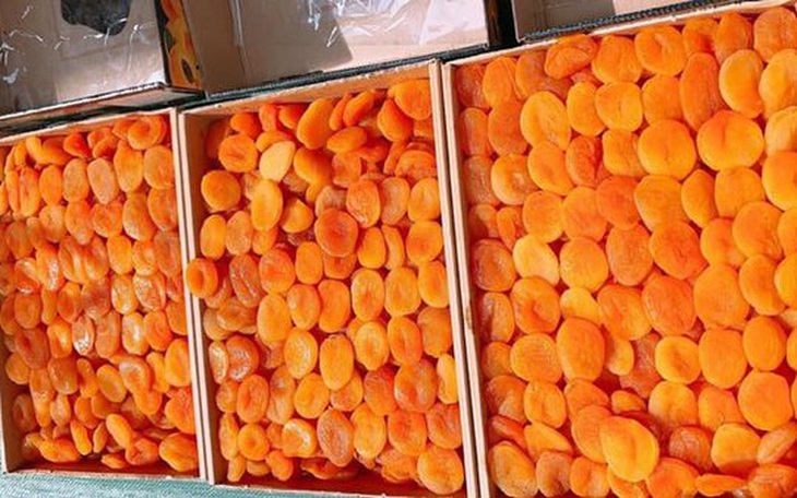 Mơ sấy dẻo vị chua ngọt ngon tuyệt vời, chị em ai cũng đặt mua bày bàn Tết - Ảnh 1.