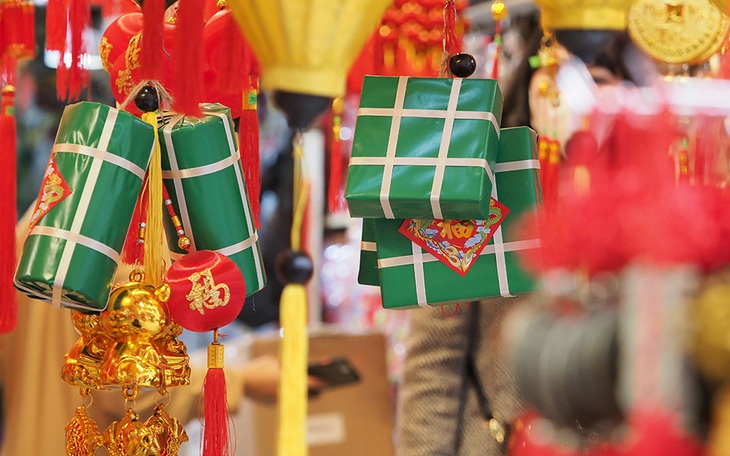 Phố cổ Hà Nội rực rỡ sắc màu truyền thống đón Tết Nhâm Dần