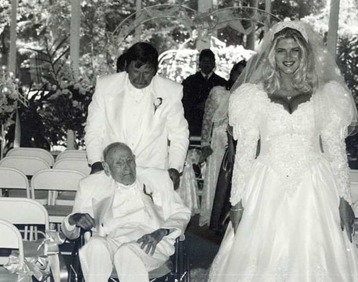 Góc khuất showbiz: Anna Nicole Smith, nàng 27 đào mỏ thất bại chàng 89 tuổi - Ảnh 2. Góc khuất showbiz: Anna Nicole Smith, nàng 27 đào mỏ thất bại chàng 89 tuổi - Ảnh 2.