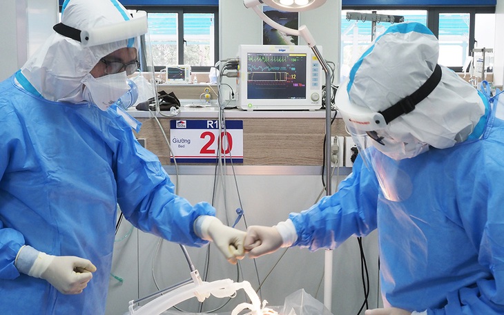 "Vắt chân" chạy để giành giật sự sống cho bệnh nhân COVID-19 nguy kịch 