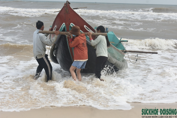Chùm ảnh: Ngư dân vùng bãi ngang Quảng Bình vui mừng được mùa ruốc biển - Ảnh 5.