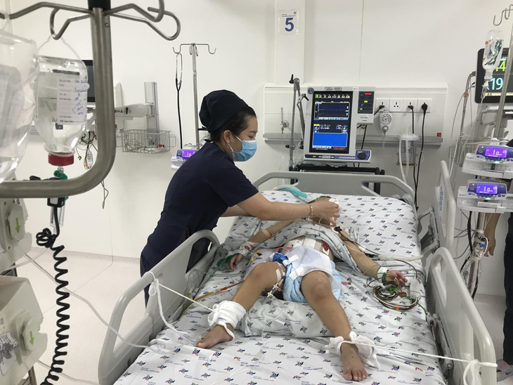 Hơn 1,5 tháng nỗ lực cứu bé bị đa chấn thương nguy kịch do tấm ván ven đường đập vào hông - Ảnh 1.