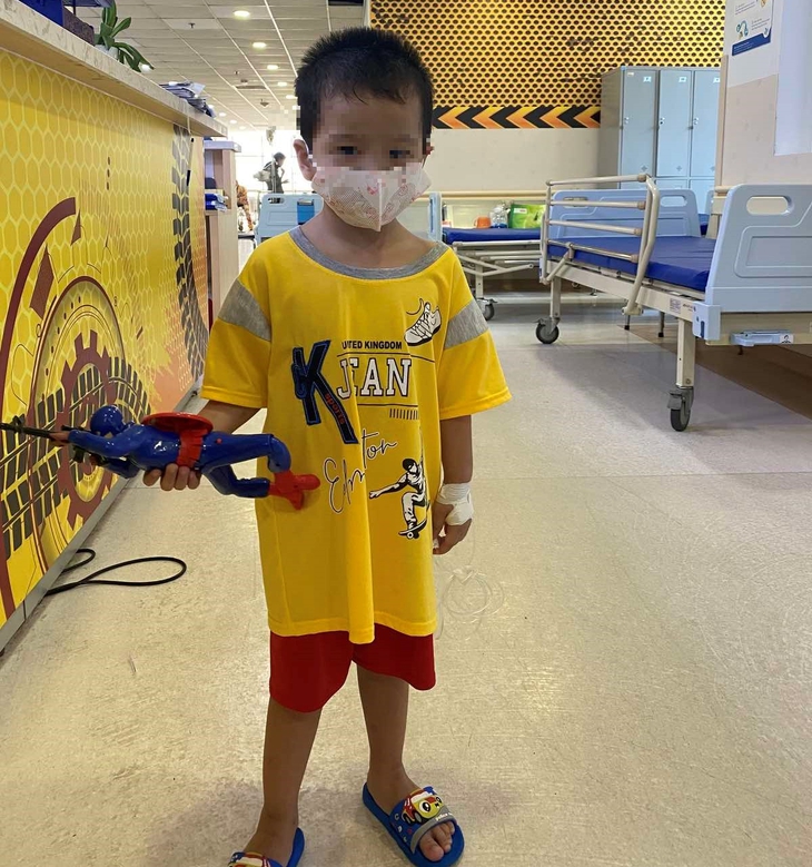 Hơn 1,5 tháng nỗ lực cứu bé bị đa chấn thương nguy kịch do tấm ván ven đường đập vào hông - Ảnh 2.