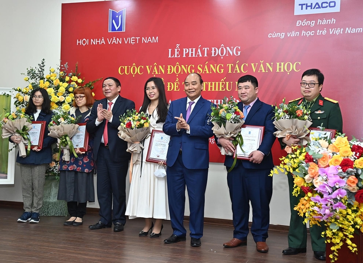 Chủ tịch nước Nguyễn Xuân Phúc: Để có những tác phẩm giá trị về văn học thiếu nhi, cần đầu tư hơn nữa - Ảnh 4. Chủ tịch nước Nguyễn Xuân Phúc: Để có những tác phẩm giá trị về văn học thiếu nhi, cần đầu tư hơn nữa - Ảnh 4.
