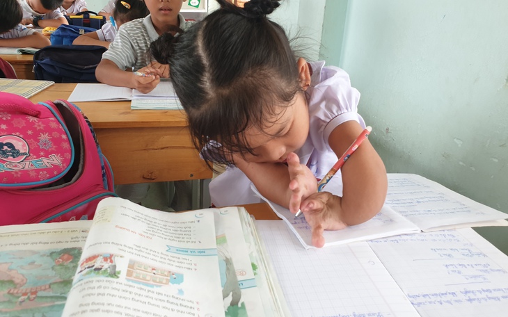 Thiên thần nhỏ với đôi tay tật nguyền vẫn nỗ lực từng ngày viết những dòng chữ đẹp