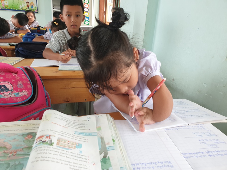Thiên thần nhỏ với đôi tay tật nguyền vẫn nỗ lực từng ngày viết những dòng chữ đẹp - Ảnh 2. Thiên thần nhỏ với đôi tay tật nguyền vẫn nỗ lực từng ngày viết những dòng chữ đẹp - Ảnh 2.