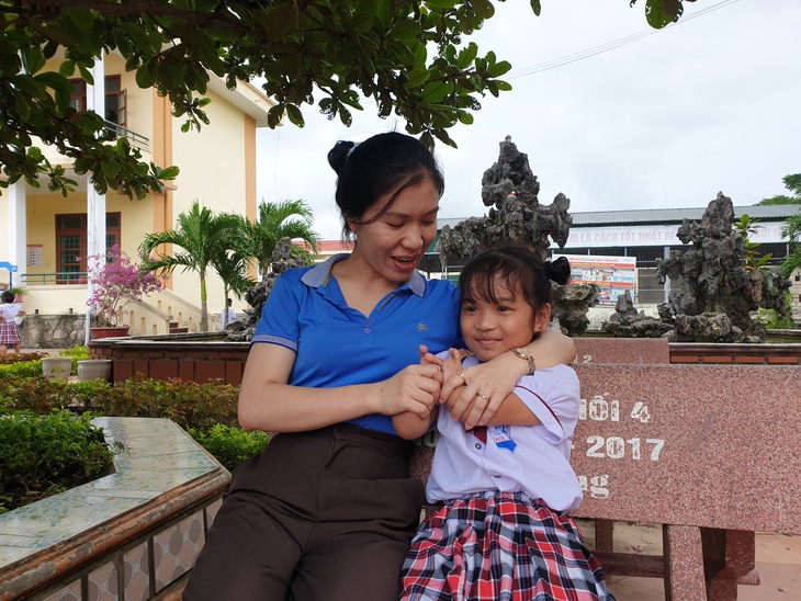 Thiên thần nhỏ với đôi tay tật nguyền vẫn nỗ lực từng ngày viết những dòng chữ đẹp - Ảnh 3. Thiên thần nhỏ với đôi tay tật nguyền vẫn nỗ lực từng ngày viết những dòng chữ đẹp - Ảnh 3.