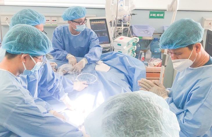 Can thiệp ECMO, cứu sống nam sinh viên bị tai nạn giao thông nguy kịch - Ảnh 1.