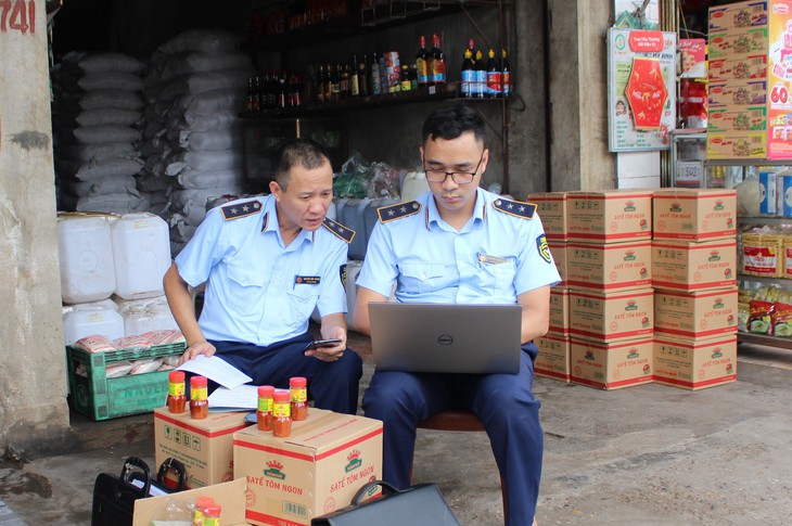 Kiểm soát viên Đội QLTT số 2 đang hoàn tất thủ tục kiểm tra, xử lý vi phạm tại hiện trường kiểm tra. Kiểm soát viên Đội QLTT số 2 đang hoàn tất thủ tục kiểm tra, xử lý vi phạm tại hiện trường kiểm tra.