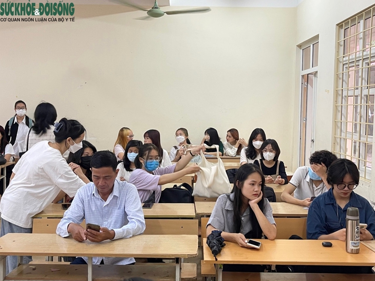 Hàng nghìn tân sinh viên háo hức làm thủ tục nhập học - Ảnh 4.