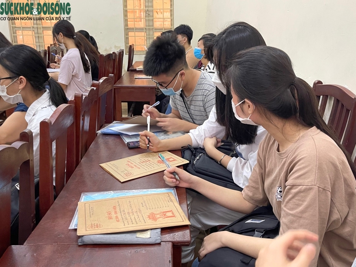 Hàng nghìn tân sinh viên háo hức làm thủ tục nhập học - Ảnh 8.