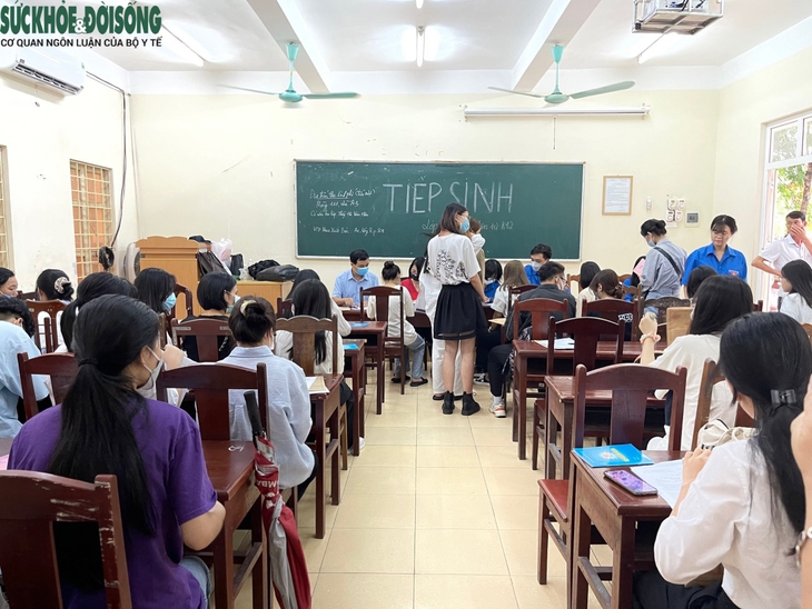 Hàng nghìn tân sinh viên háo hức làm thủ tục nhập học - Ảnh 2.