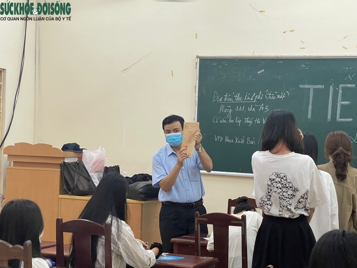 Hàng nghìn tân sinh viên háo hức làm thủ tục nhập học - Ảnh 6.
