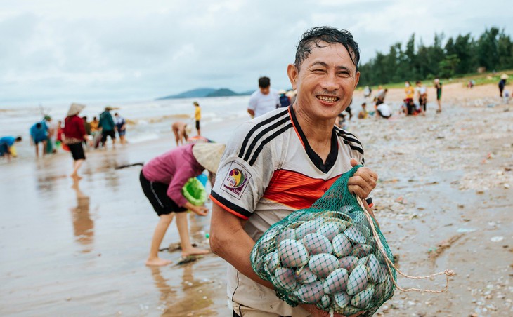 Nghệ An: Hàng trăm người dân vớt "lộc trời" sau lũ - Ảnh 5.