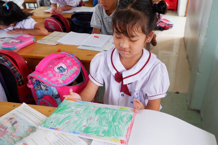 Thiên thần nhỏ với đôi tay tật nguyền vẫn nỗ lực từng ngày viết những dòng chữ đẹp - Ảnh 5. Thiên thần nhỏ với đôi tay tật nguyền vẫn nỗ lực từng ngày viết những dòng chữ đẹp - Ảnh 5.