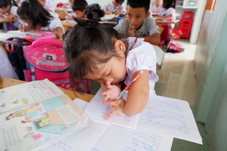 Thiên thần nhỏ với đôi tay tật nguyền vẫn nỗ lực từng ngày viết những dòng chữ đẹp - Ảnh 4. Thiên thần nhỏ với đôi tay tật nguyền vẫn nỗ lực từng ngày viết những dòng chữ đẹp - Ảnh 4.