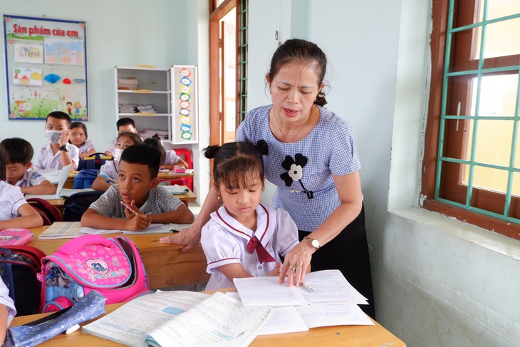 Thiên thần nhỏ với đôi tay tật nguyền vẫn nỗ lực từng ngày viết những dòng chữ đẹp - Ảnh 6. Thiên thần nhỏ với đôi tay tật nguyền vẫn nỗ lực từng ngày viết những dòng chữ đẹp - Ảnh 6.