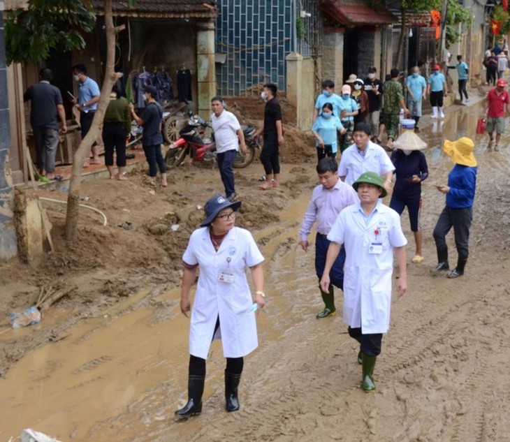 Bệnh viện HNĐK Nghệ An khám chữa bệnh, cấp thuốc miễn phí cho người dân vùng lũ Kỳ Sơn - Ảnh 1.