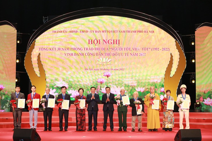 Vị bác sĩ 24 năm gắn bó với bệnh nhân HIV/AIDS là một trong 10 công dân Thủ đô ưu tú - Ảnh 1. Vị bác sĩ 24 năm gắn bó với bệnh nhân HIV/AIDS là một trong 10 công dân Thủ đô ưu tú - Ảnh 1.