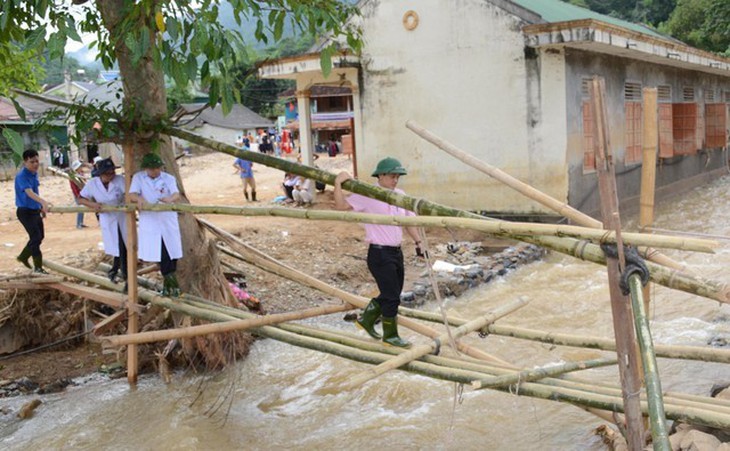 Bệnh viện HNĐK Nghệ An khám chữa bệnh, cấp thuốc miễn phí cho người dân vùng lũ Kỳ Sơn - Ảnh 2.