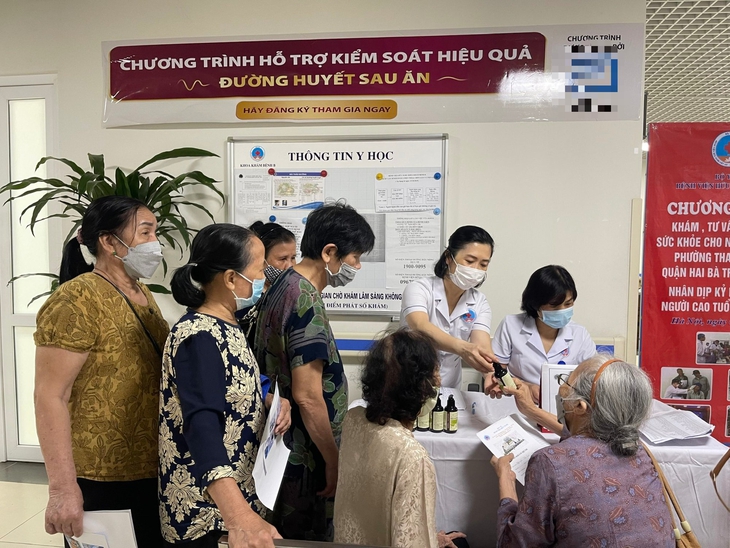 Thầy thuốc chăm sóc sức khỏe miễn phí cho 200 người cao tuổi - Ảnh 1.