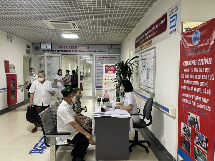 Thầy thuốc chăm sóc sức khỏe miễn phí cho 200 người cao tuổi - Ảnh 2.
