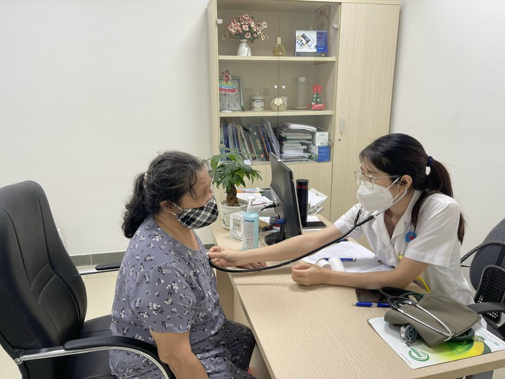 Thầy thuốc chăm sóc sức khỏe miễn phí cho 200 người cao tuổi - Ảnh 4.