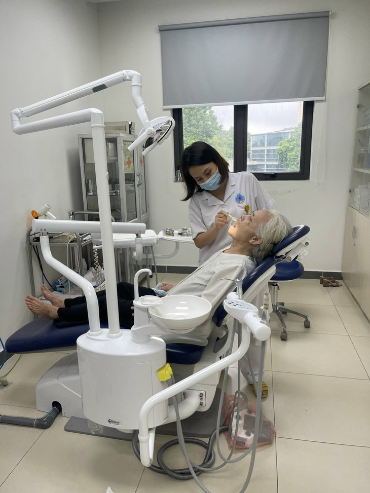 Thầy thuốc chăm sóc sức khỏe miễn phí cho 200 người cao tuổi - Ảnh 6.