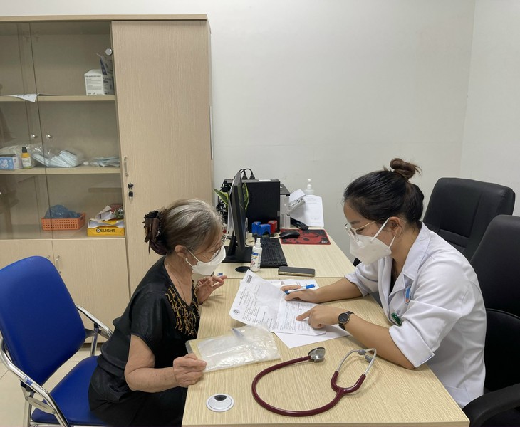 Thầy thuốc chăm sóc sức khỏe miễn phí cho 200 người cao tuổi - Ảnh 8.