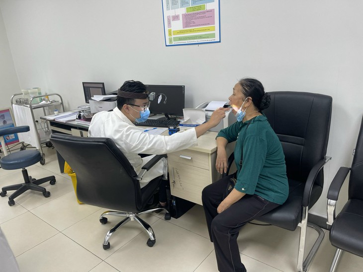 Thầy thuốc chăm sóc sức khỏe miễn phí cho 200 người cao tuổi - Ảnh 9.