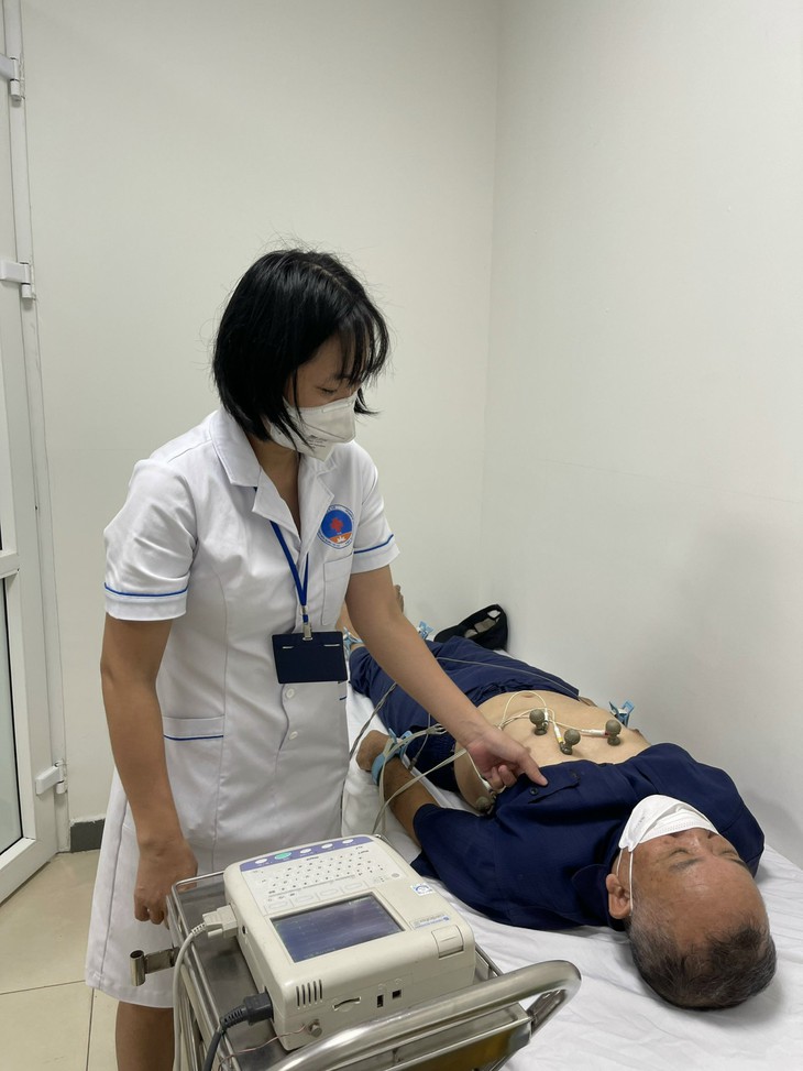 Thầy thuốc chăm sóc sức khỏe miễn phí cho 200 người cao tuổi - Ảnh 10.