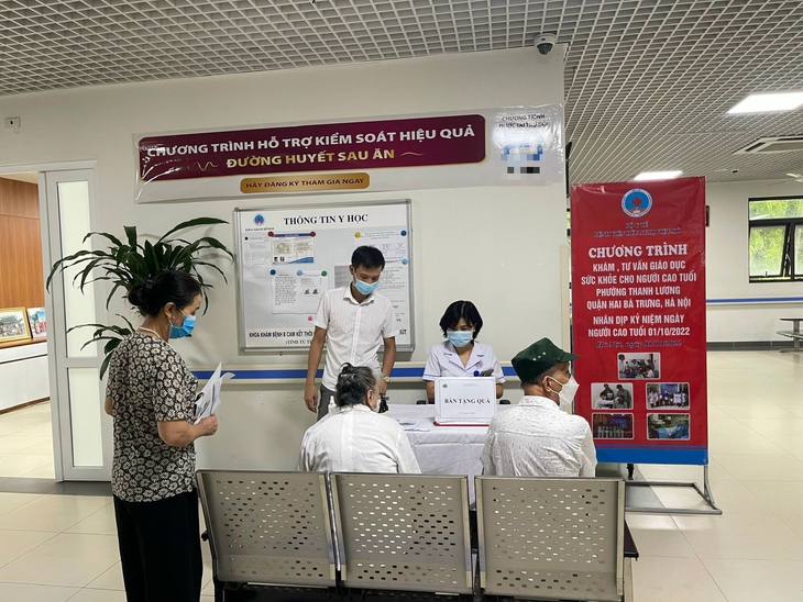 Thầy thuốc chăm sóc sức khỏe miễn phí cho 200 người cao tuổi - Ảnh 11.