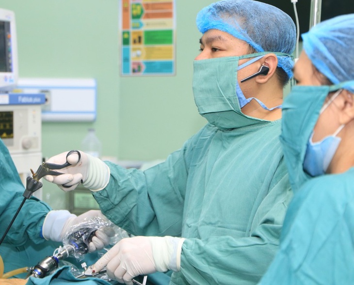 Mổ cấp cứu kịp thời cho thai phụ bị chửa ngoài tử cung với kích thước lớn - Ảnh 1.