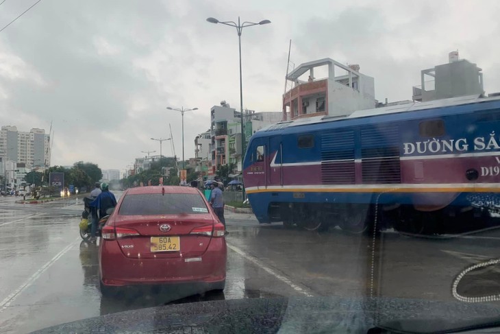 Vụ tàu vào ga Sài Gòn dừng khẩn: Lộ bất cập đóng gác chắn đường ngang - Ảnh 2. Vụ tàu vào ga Sài Gòn dừng khẩn: Lộ bất cập đóng gác chắn đường ngang - Ảnh 2.