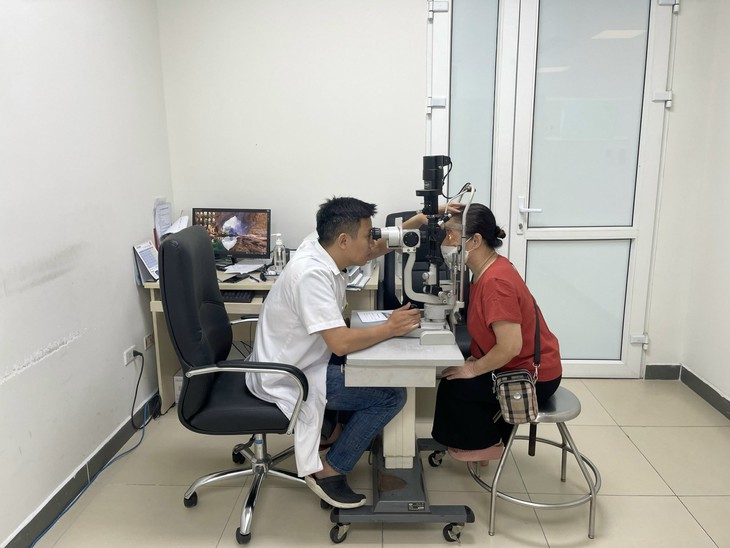 Thầy thuốc chăm sóc sức khỏe miễn phí cho 200 người cao tuổi - Ảnh 12.