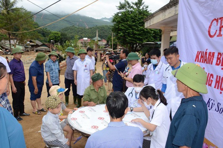 Bệnh viện HNĐK Nghệ An khám chữa bệnh, cấp thuốc miễn phí cho người dân vùng lũ Kỳ Sơn - Ảnh 5.