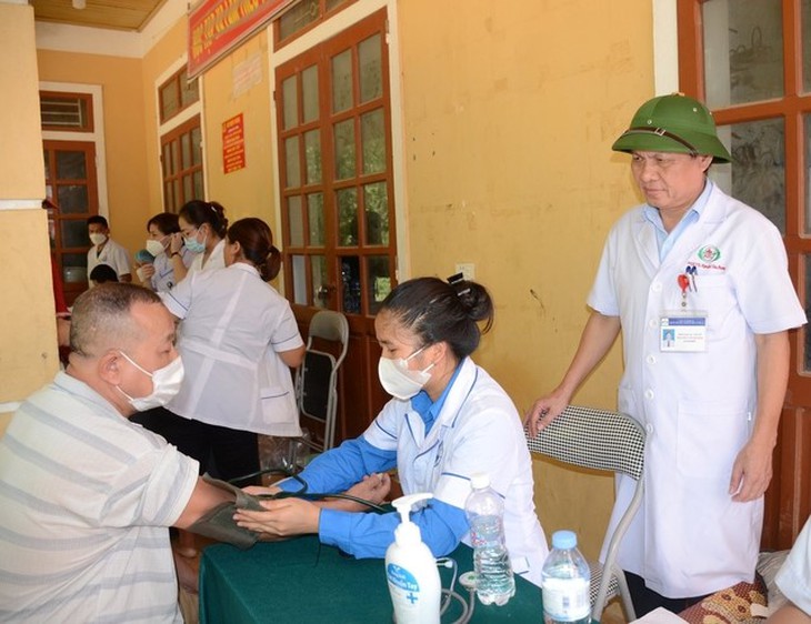 Bệnh viện HNĐK Nghệ An khám chữa bệnh, cấp thuốc miễn phí cho người dân vùng lũ Kỳ Sơn - Ảnh 6.