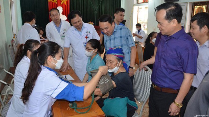 Bệnh viện HNĐK Nghệ An khám chữa bệnh, cấp thuốc miễn phí cho người dân vùng lũ Kỳ Sơn - Ảnh 7.