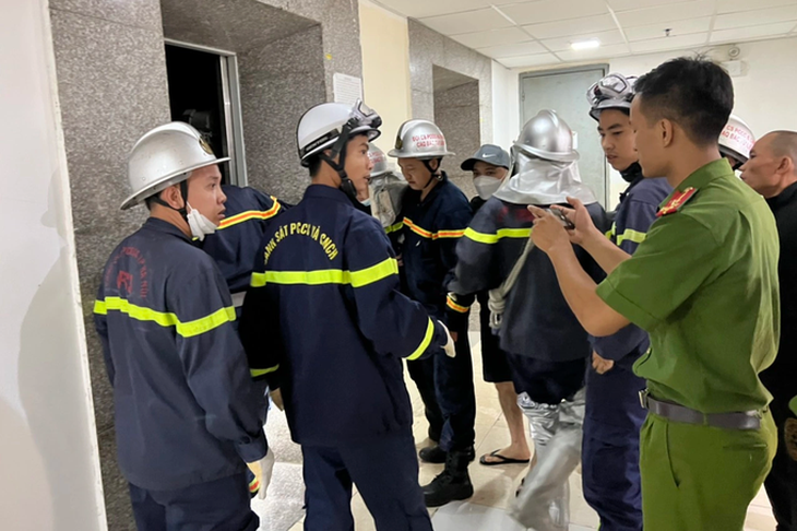 Lực lượng chức năng giải cứu bé gái bị mắc kẹt trong thang máy (Ảnh: Công an cung cấp). Lực lượng chức năng giải cứu bé gái bị mắc kẹt trong thang máy (Ảnh: Công an cung cấp).
