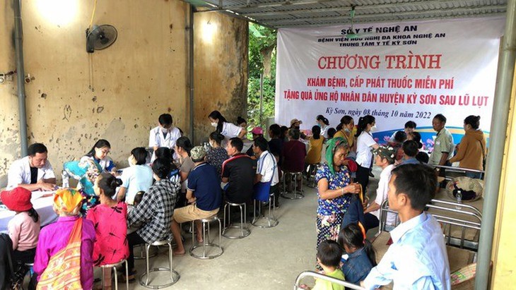 Bệnh viện HNĐK Nghệ An khám chữa bệnh, cấp thuốc miễn phí cho người dân vùng lũ Kỳ Sơn - Ảnh 8.