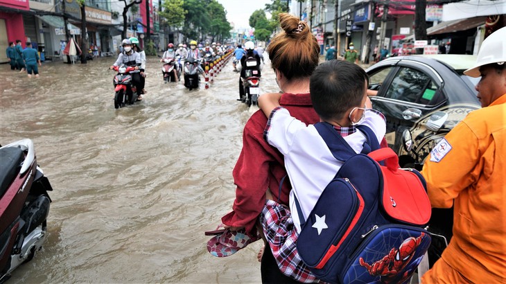 Nhiều địa phương cho học sinh nghỉ học vì triều cường, mưa lũ - Ảnh 4.