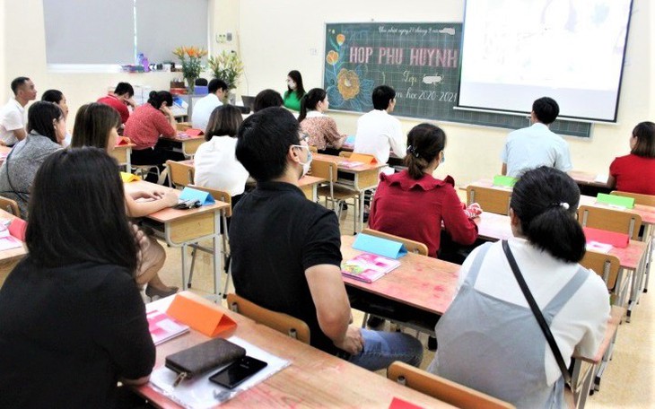 Từ chuyện chi "chăm cô" đến việc có nên bỏ ban đại diện cha mẹ học sinh?