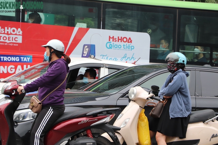 Người Hà Nội 'co rúm' đón không khí lạnh đầu mùa - Ảnh 5.