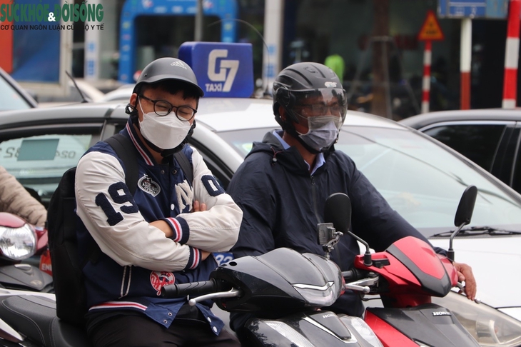Người Hà Nội 'co rúm' đón không khí lạnh đầu mùa - Ảnh 9.