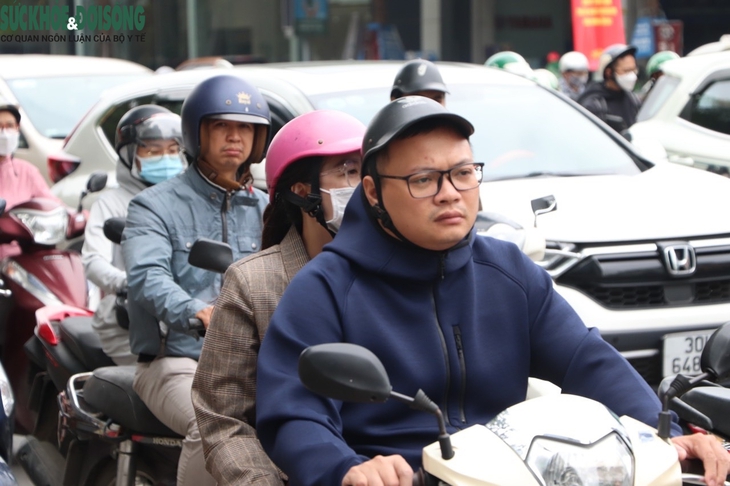 Người Hà Nội 'co rúm' đón không khí lạnh đầu mùa - Ảnh 1.