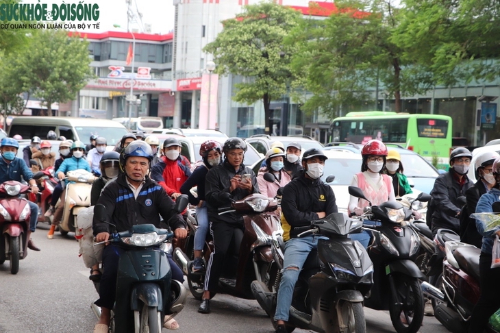 Người Hà Nội 'co rúm' đón không khí lạnh đầu mùa - Ảnh 4.