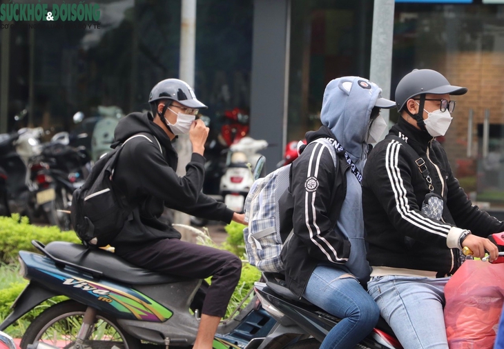 Người Hà Nội 'co rúm' đón không khí lạnh đầu mùa - Ảnh 3.