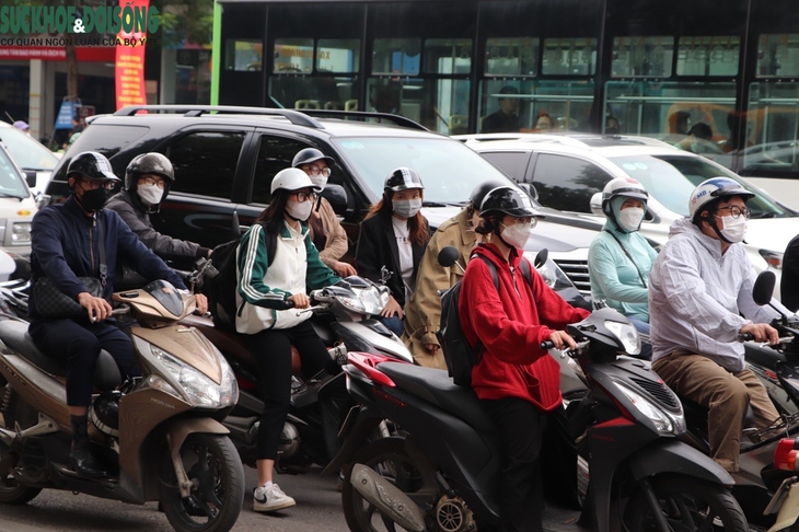 Người Hà Nội 'co rúm' đón không khí lạnh đầu mùa - Ảnh 6.