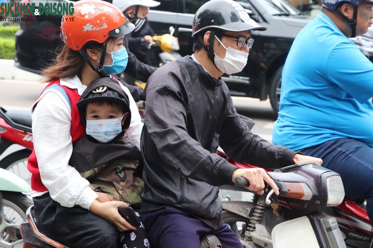 Người Hà Nội 'co rúm' đón không khí lạnh đầu mùa - Ảnh 7.