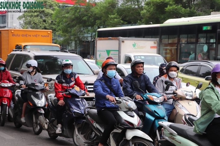 Người Hà Nội 'co rúm' đón không khí lạnh đầu mùa - Ảnh 8.